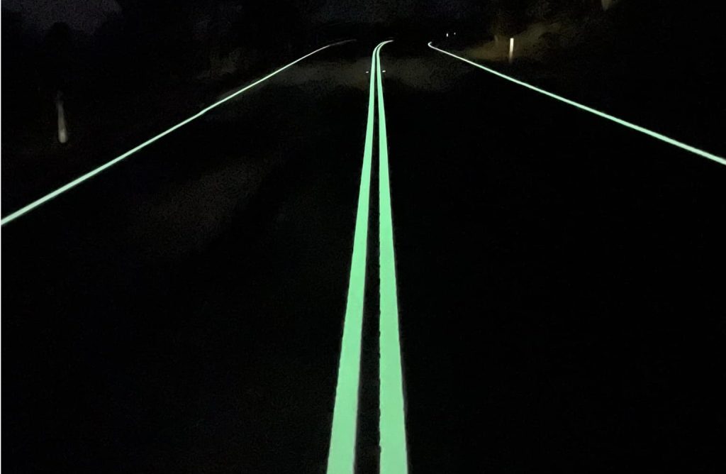 “دهانات تتوهج”.. حقيقة صورة الطريق المضاء بالدهان في مأرب