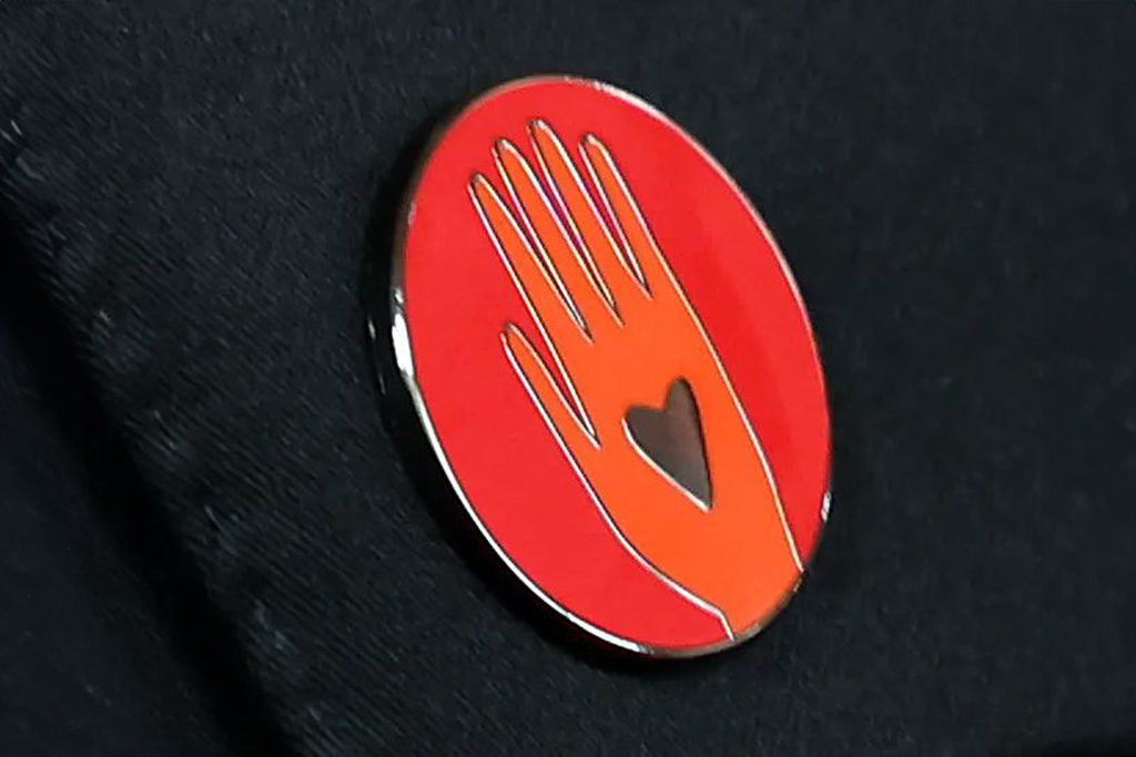 من لوس أنجلوس إلى غزة.. قصة “الدبوس الأحمر” الذي خطف الأضواء في حفل الأوسكار