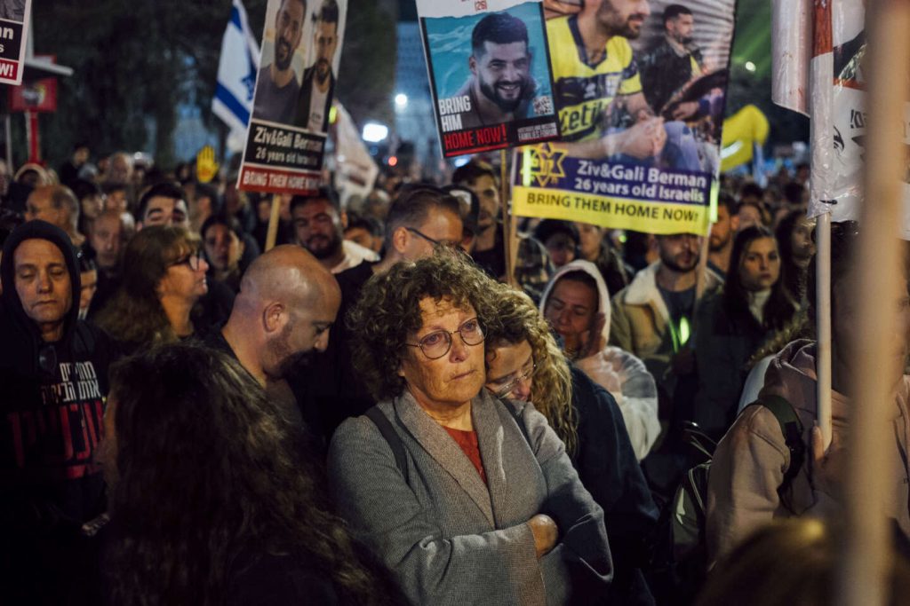 وفي القدس، عائلات الرهائن تصرخ بغضب ضد بنيامين نتنياهو