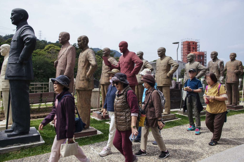 وفي تايوان، يستمر ظل شيانج كاي شيك في الانقسام