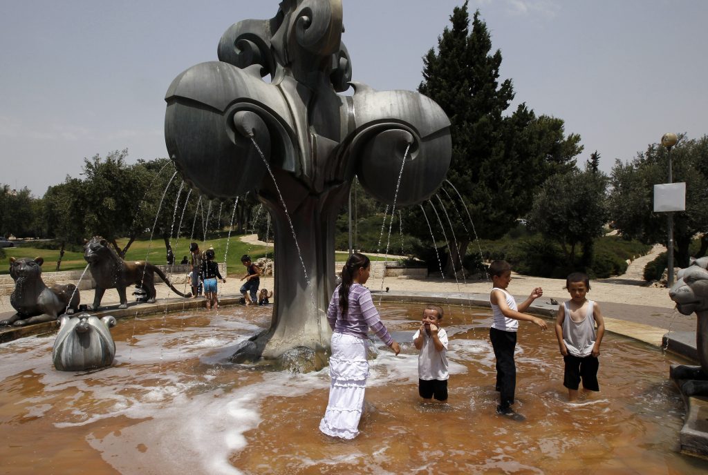 إصابات وحالات خطيرة بموجة حر قياسية تضرب إسرائيل