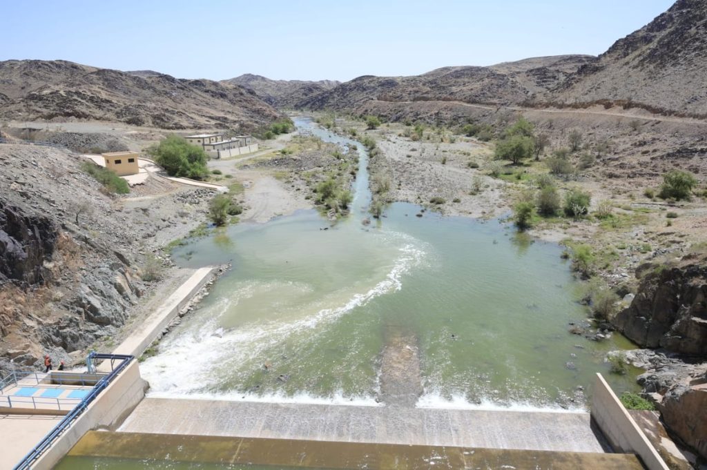 "بيئة حائل" تبدأ فتح بوابات سد "وسمي ورميض" بقرية عقدة