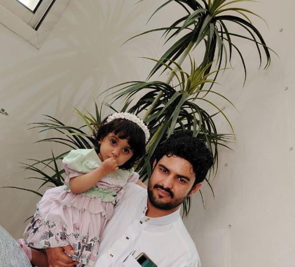 والد الطفلة التي سقطت سهوا من سيارته يكشف لـ«عاجل» تفاصيل الحادث