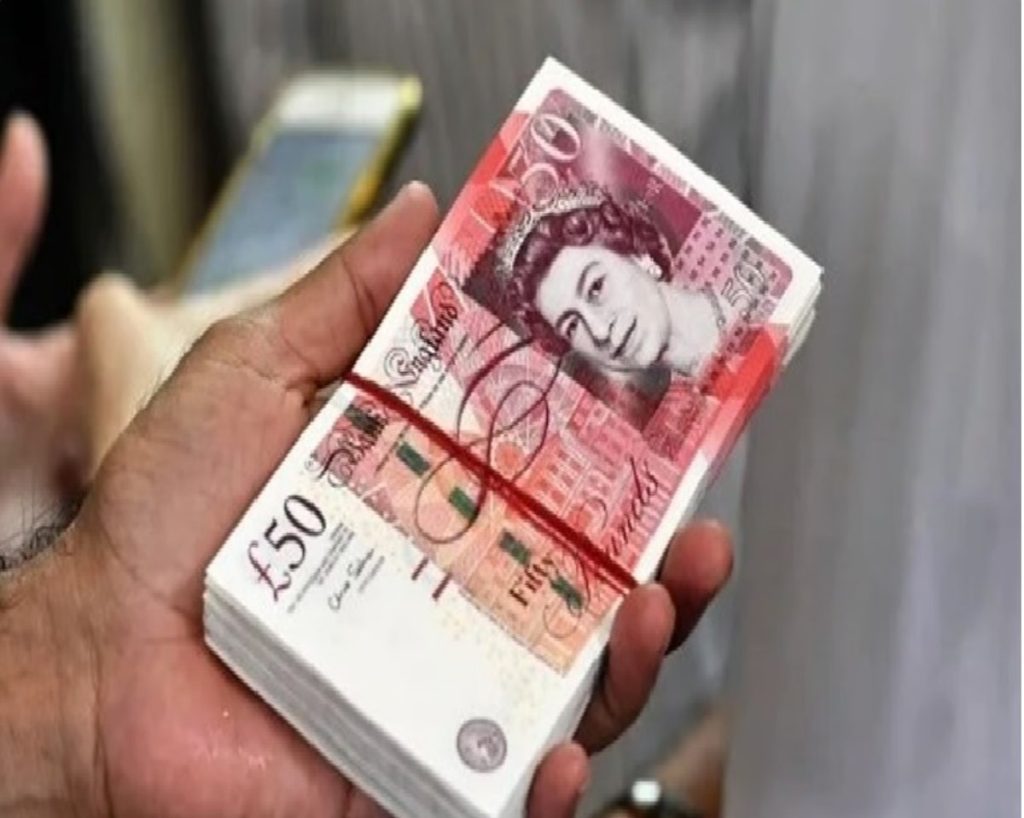 الإسترليني يرتفع مقابل الدولار وينخفض مقابل اليورو