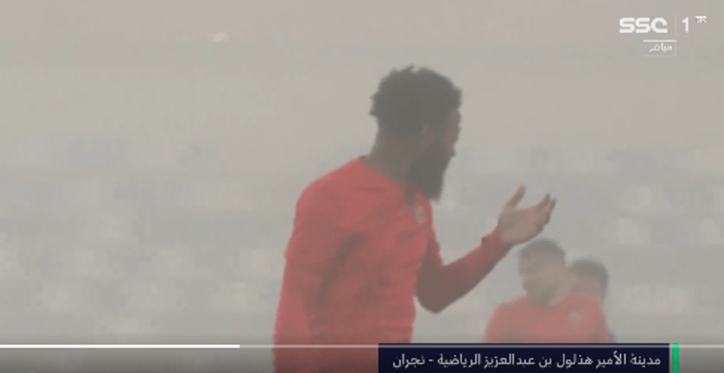 عاصفة رملية تجتاح ملعب مباراة الأخدود وضمك (فيديو)