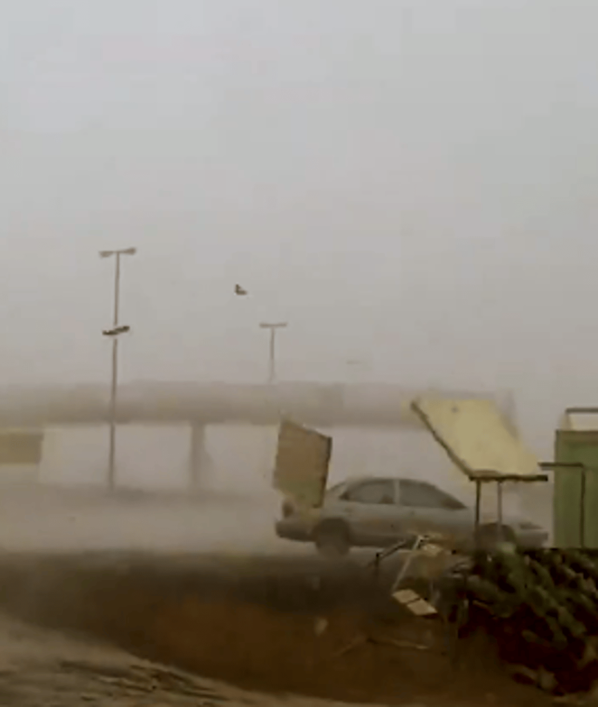 «الأرصاد» يحذر من الآثار الخطيرة للرياح الهابطة