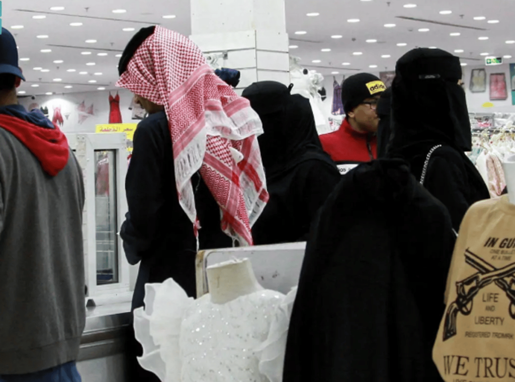 أسواق محافظة طريف تشهد إقبالاً مع قرب حلول عيد الفطر