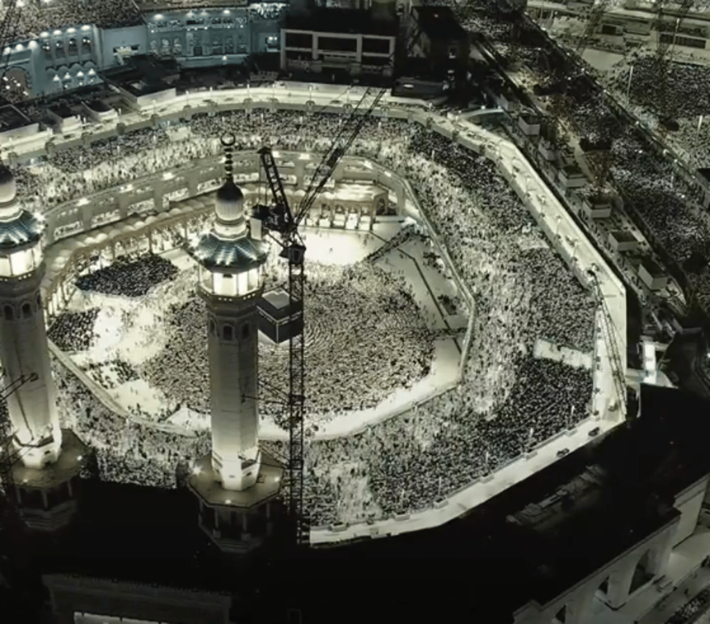 «عين الصقر» توثق صورا بانورامية مبهرة للحرم