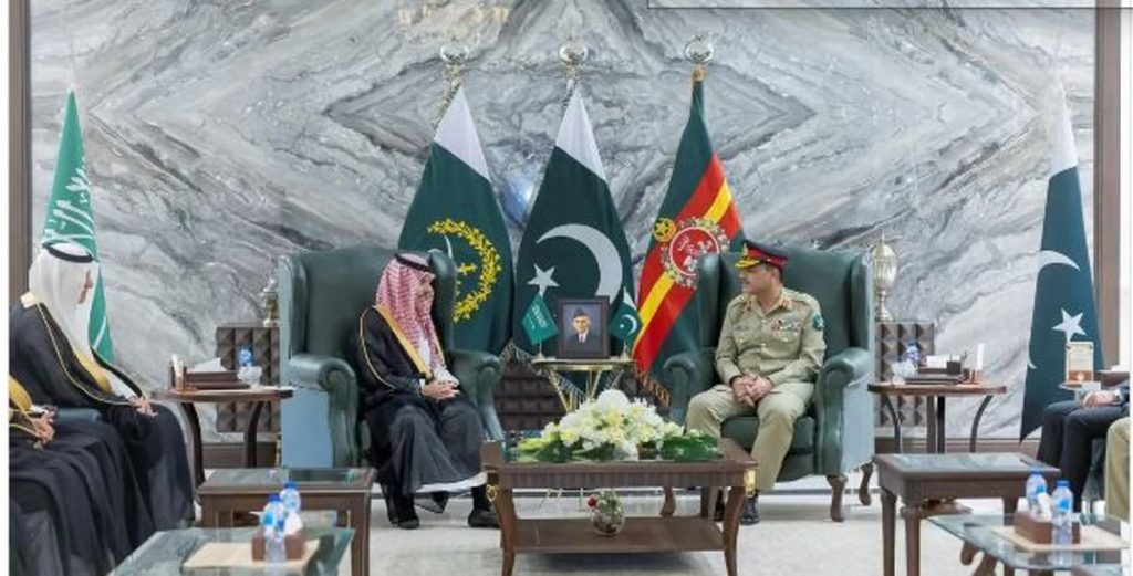 وزير الخارجية ووفد المملكة رفيع المستوى يلتقون برئيس أركان الجيش الباكستاني