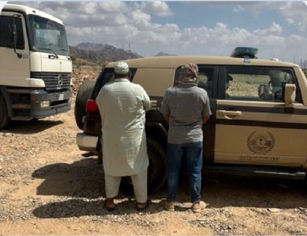 ضبط مخالفين لنظام البيئة لاستغلالهما الرواسب بمنطقة المدينة المنورة