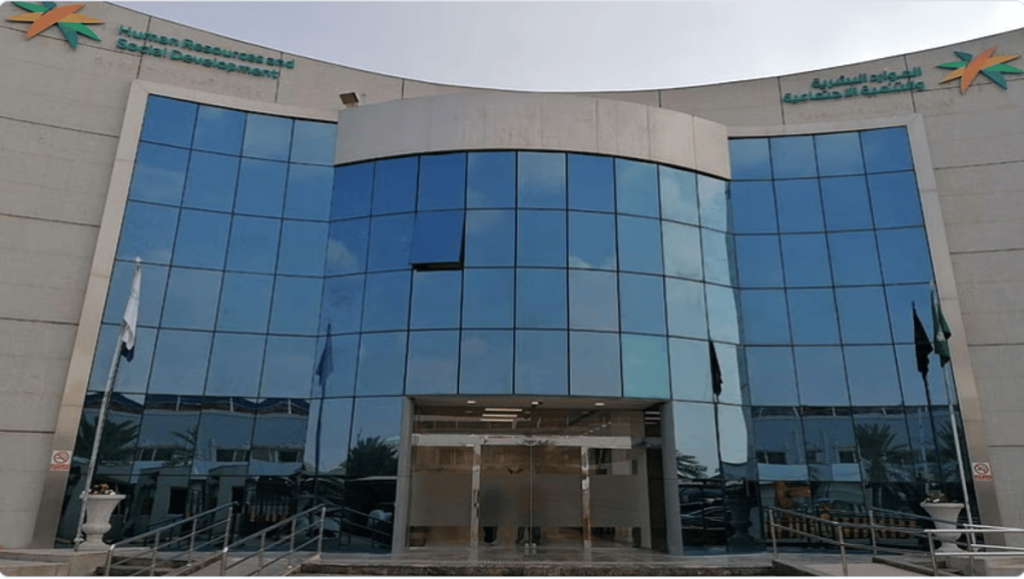 ما ضوابط حصول الموظف على إجازة مرافقة مريض من منشأته؟.. «الموارد البشرية» ترد