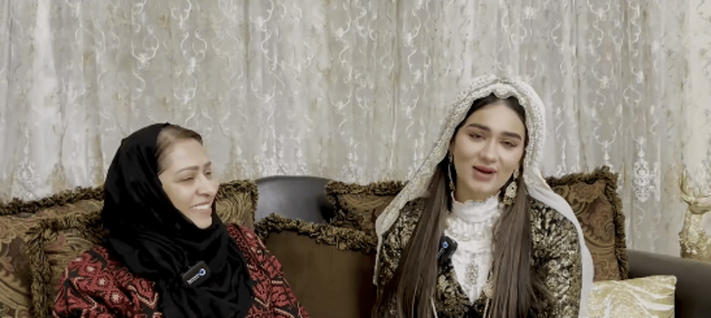 «مصممة» تعيد ذكريات الأزياء التراثية خلال العيد في المدينة المنورة