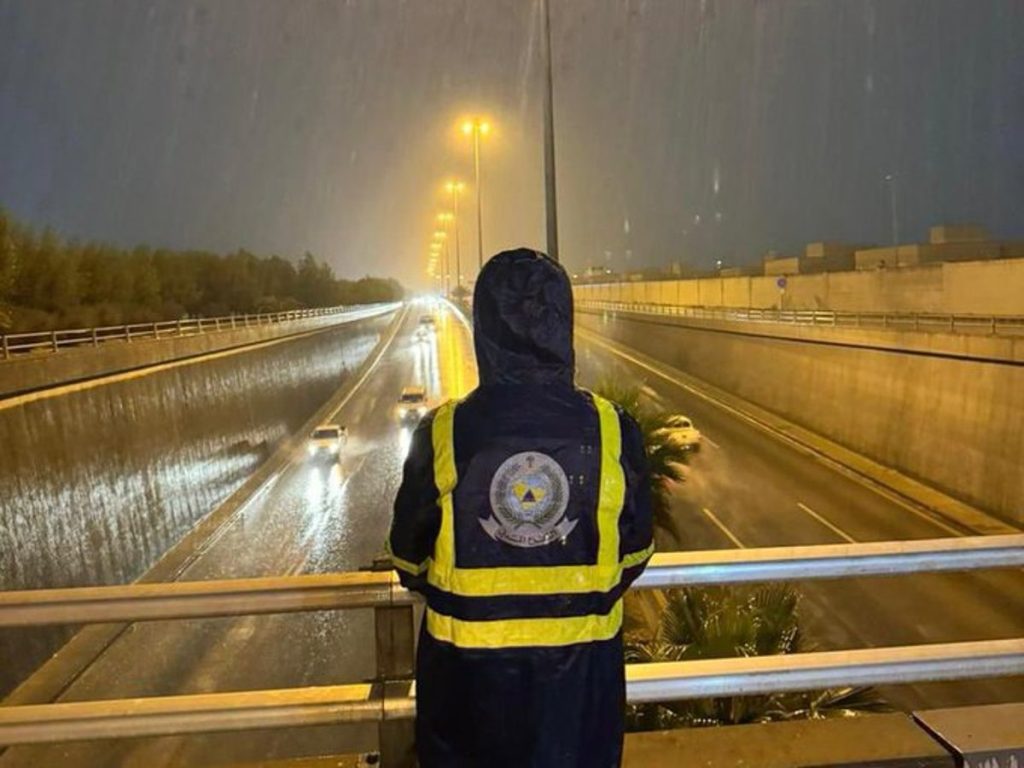 الدفاع المدني بالرياض يتابع ميدانيًا الحالة المطرية بالمنطقة