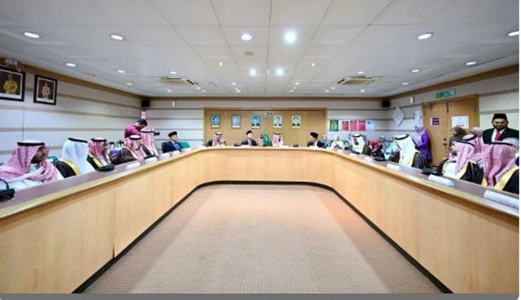 رئيس «الغذاء والدواء» يبحث تبادل الخبرات لمنتجات الحلال مع جهات علمية ماليزية