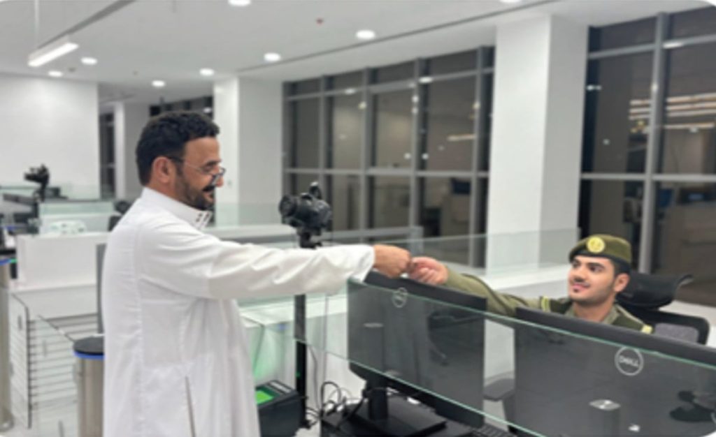 «الجوازات» تواصل إنهاء إجراءات دخول القادمين من الإمارات عبر منفذ البطحاء البري