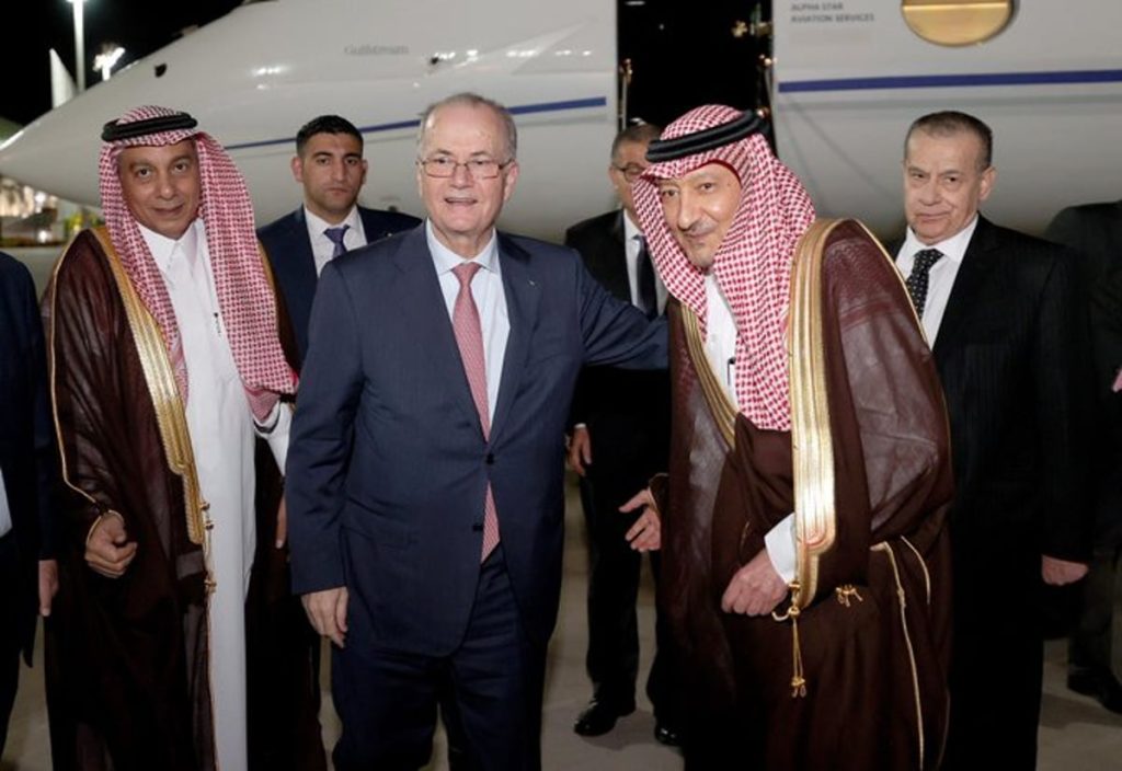 نائب وزير الخارجية يستقبل رئيس وزراء فلسطين لدى وصوله جدة