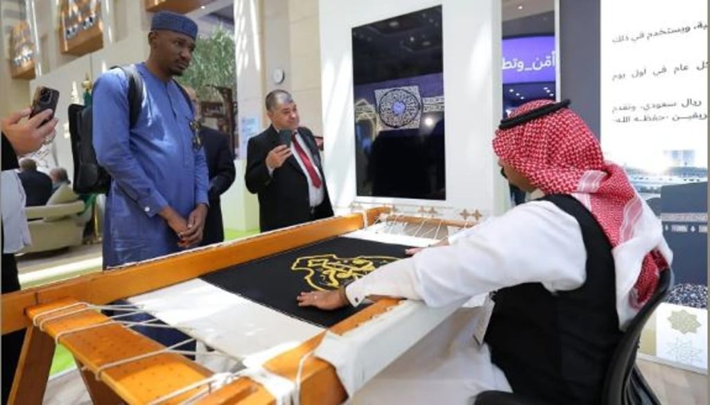 أنامل محترفة تنسج خيوط كسوة الكعبة المشرفة خلال «منتدى العمرة والزيارة» بالمدينة المنورة