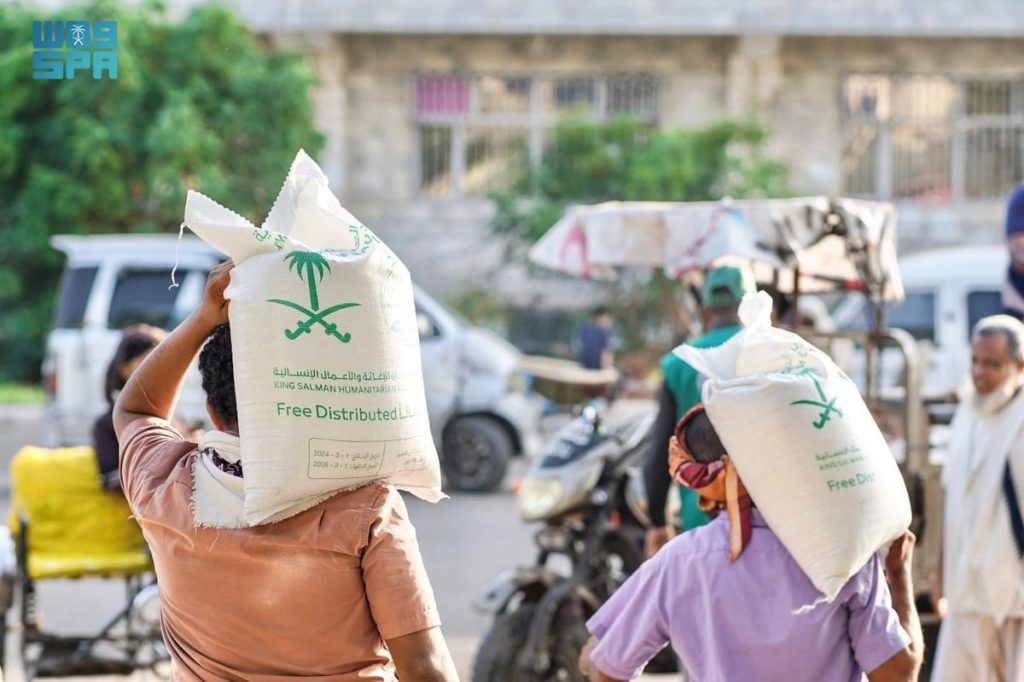 مركز الملك سلمان للإغاثة يوزع 5994 كيسًا من الأرز على أهالي اليمن