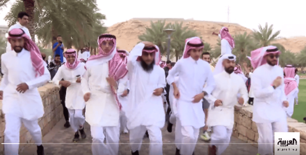 بالزي الرسمي.. شبان ينظمون ركضة العيد في الرياض