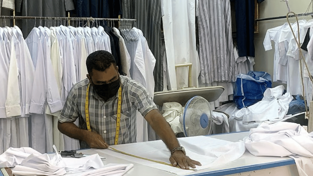 ثوب العيد يعزز الحركة الشرائية بمحال الخياطة في جازان