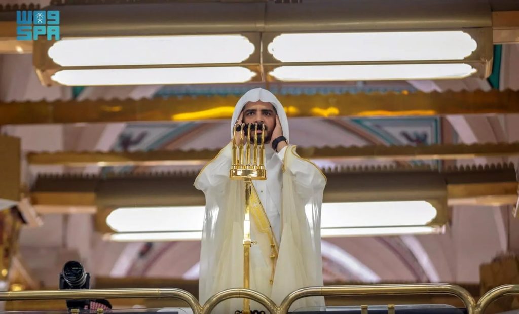 قاصدو المسجد النبوي يُؤدون صلاة آخر جمعة من شهر رمضان