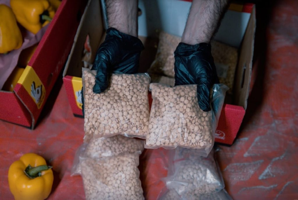 "الضريبة والجمارك" تُحبط محاولة تهريب أكثر من مليون حبة كبتاجون في ميناء ضباء