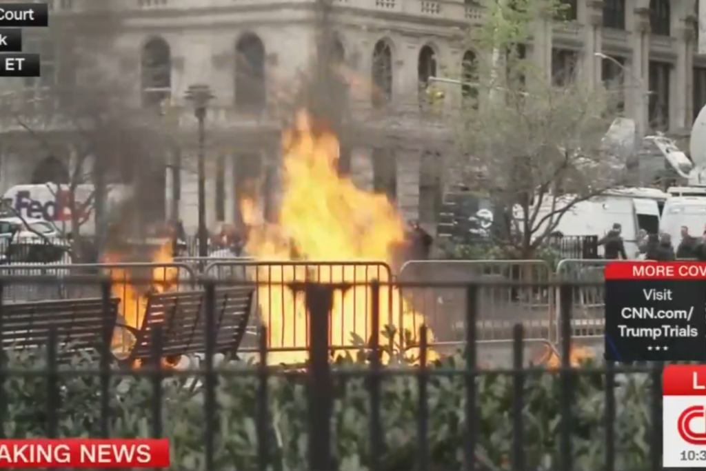 رجل يحاول إشعال النار في نفسه أمام المحكمة في نيويورك