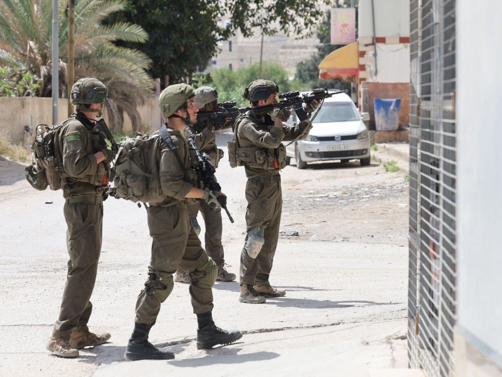 قوات الاحتلال تنفذ اقتحامات بالضفة وتعتقل أسيرة محررة