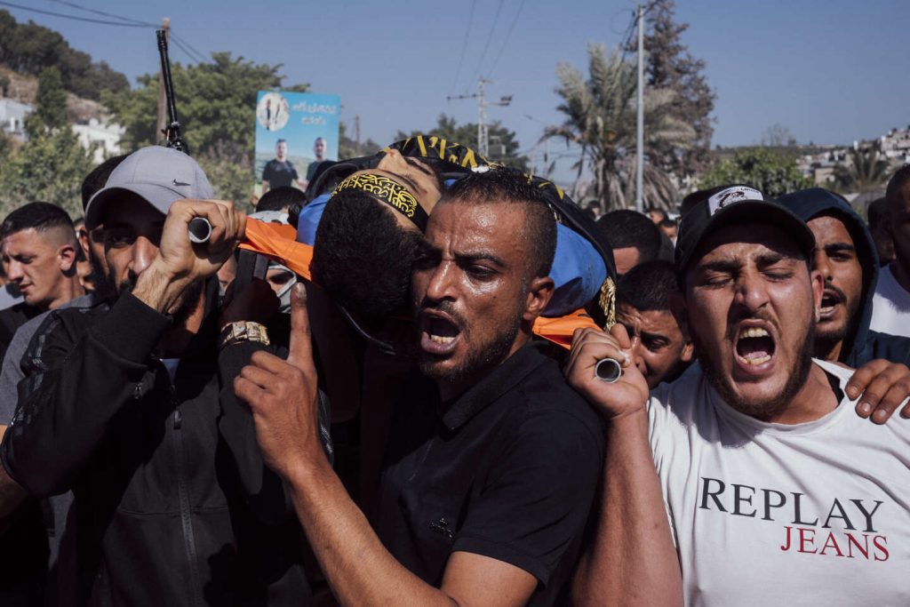 وفي الضفة الغربية، الأساليب الوحشية التي يستخدمها الجيش الإسرائيلي في مواجهة المقاومة الفلسطينية المسلحة