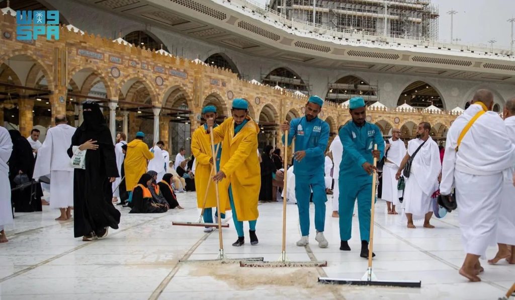 الهيئة العامة للعناية بشؤون الحرمين الشريفين تباشر أعمال نظافة وتجفيف صحن المطاف حفاظًا على سلامة ضيوف الرحمن