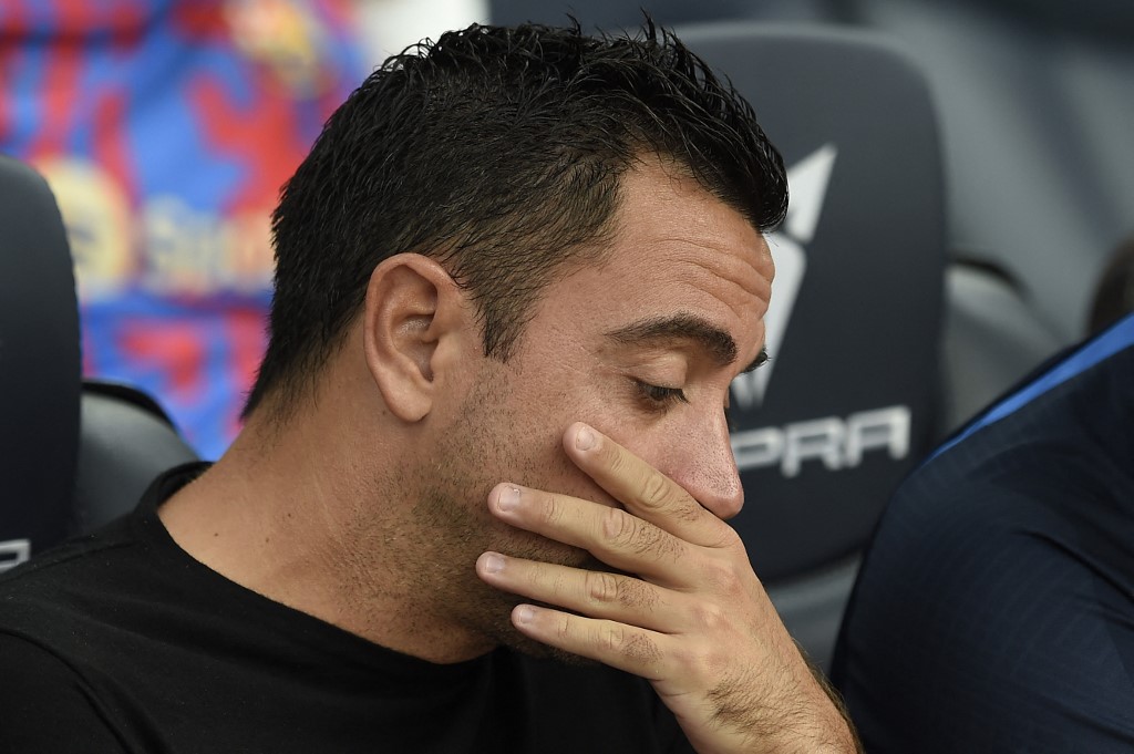 بعد أسابيع من تراجعه عن الرحيل.. نادي برشلونة يقيل مدربه تشافي