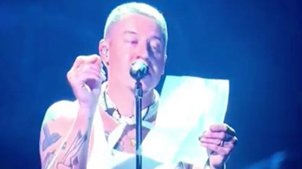 في “قاعة هند”.. الرابر الأميركي ماكليمور يساند طلاب جامعة كولومبيا وينتقد بايدن