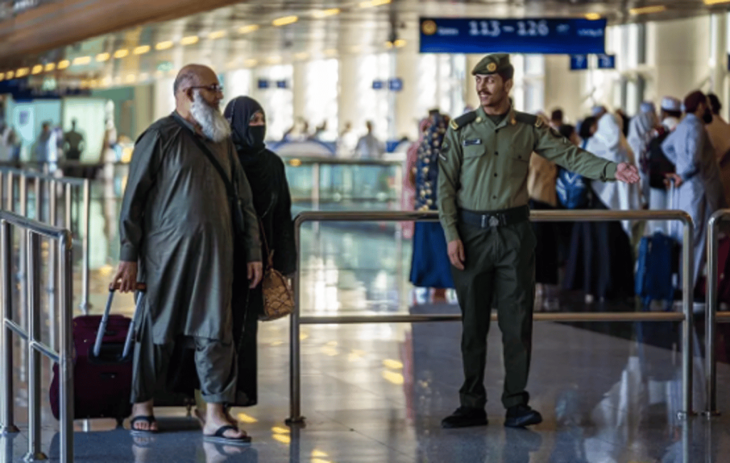 جوازات مطار الأمير محمد بن عبدالعزيز الدولي تستقبل أولى رحلات حجاج باكستان
