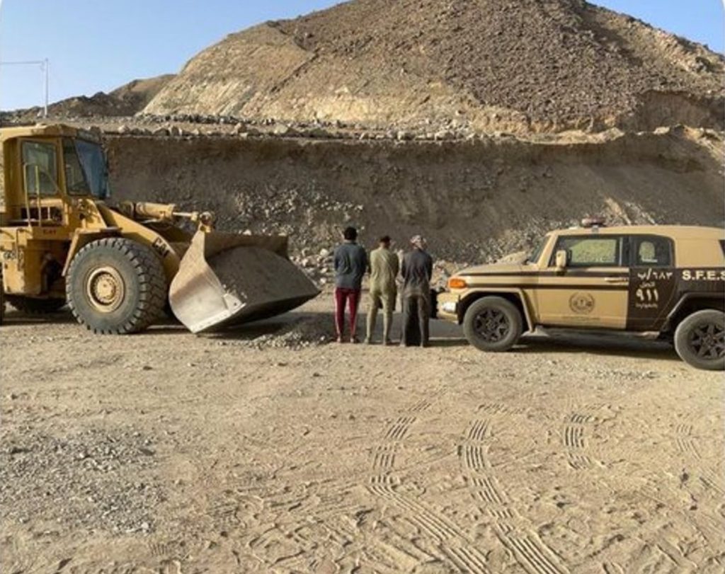 ضبط 3 مخالفين لنظام البيئة لاستغلالهم الرواسب بمكة المكرمة