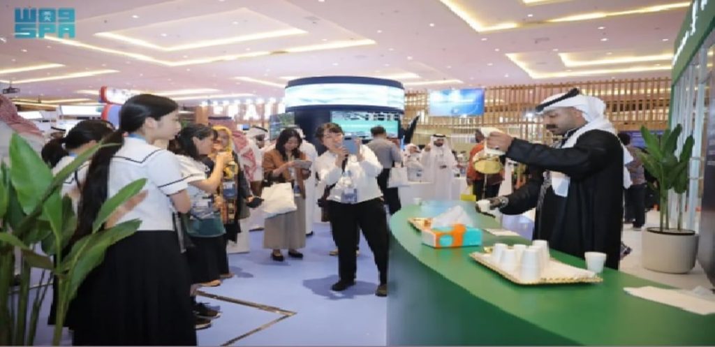 القهوة والتمور السعودية تلفت الأنظار وتجذب زوار معرض المنتدى العالمي للمياه بإندونيسيا