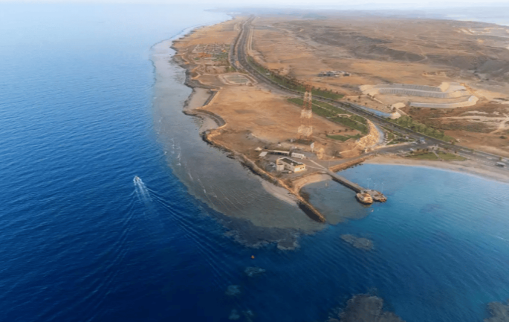 شاطئ "زاعم" شمال الوجه.. أيقونة الجمال على سواحل تبوك