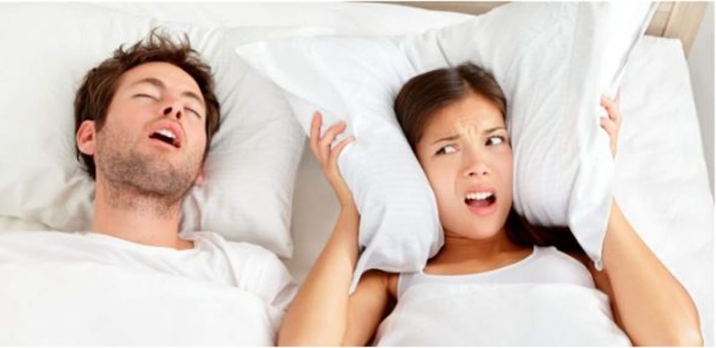 هل التحدث أثناء النوم يستدعي استشارة الطبيب؟.. أخصائي يجيب (فيديو)