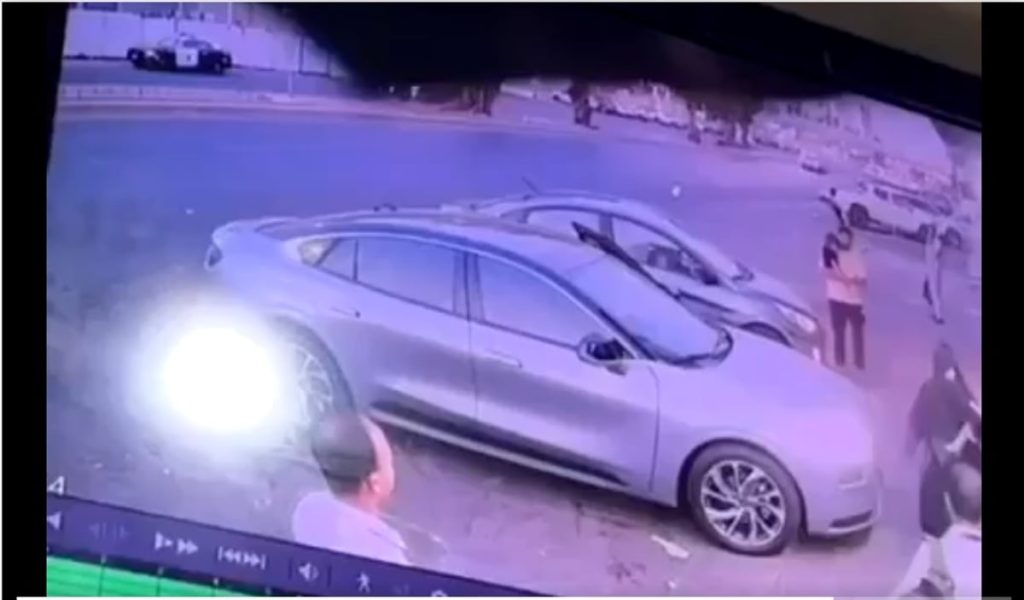 مواطن في تبوك ينقذ طفلة من الخطر بعد ترك والدتها السيارة قيد التشغيل