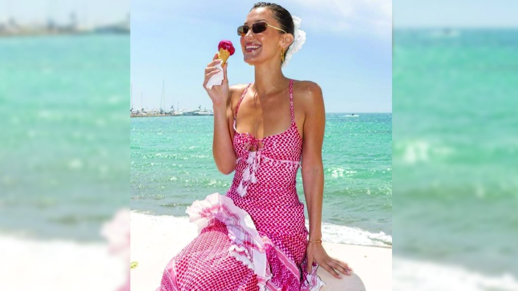 بفستان “الكوفية الحمراء”.. بيلا حديد توجه “رسالة”