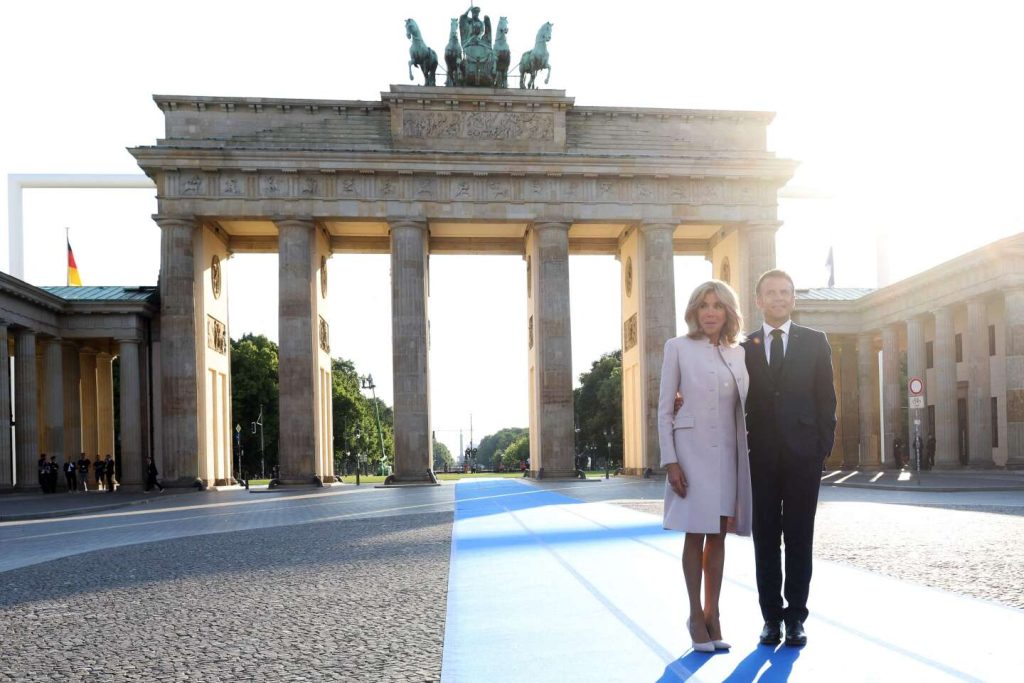 وتساءل: «هل سيظل إيمانويل ماكرون مثل الفرنسي جيرهارد شرودر؟ »