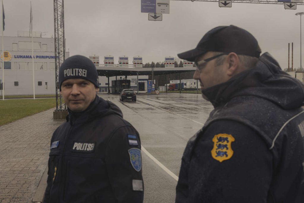 وفي لوهاما، في مواجهة روسيا، “نحن لا نحرس الحدود الإستونية فحسب، بل حدود أوروبا”