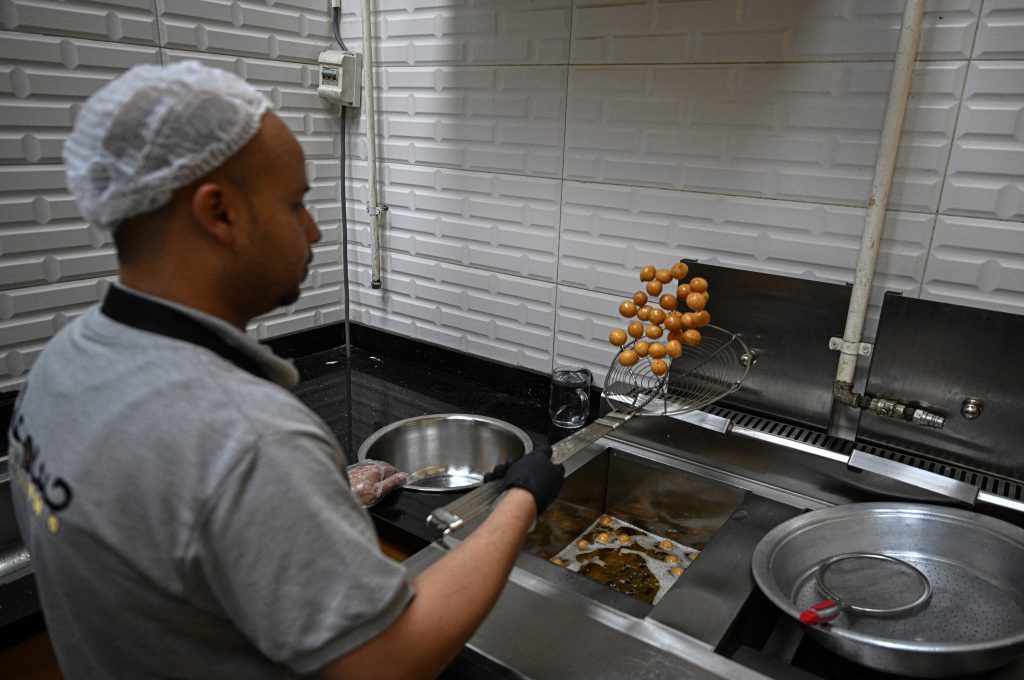 “تجربة بمذاق الحرب”.. مطاعم سودانية تستهدف استقطاب المصريين