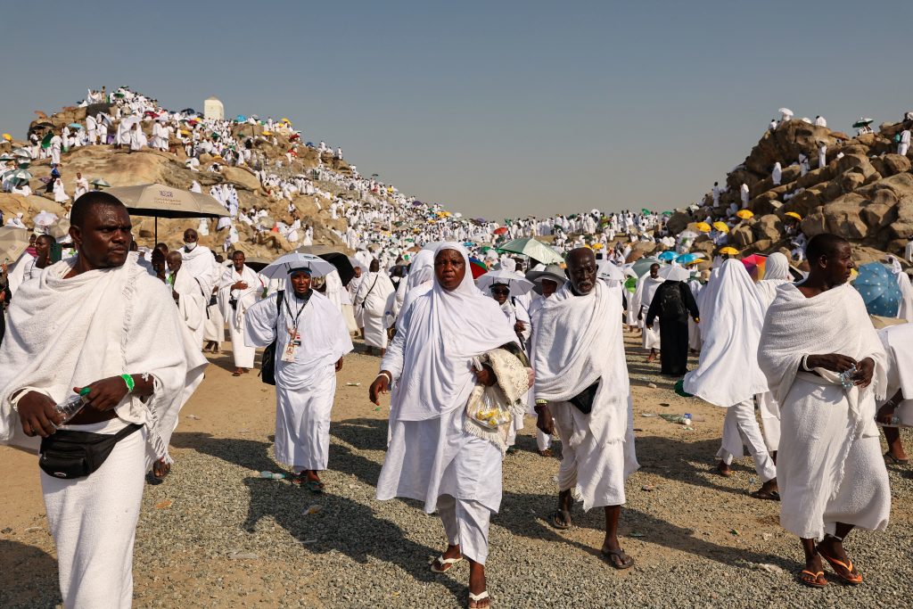 شهود يروون كيف انهار بعض الحجاج جراء الحر