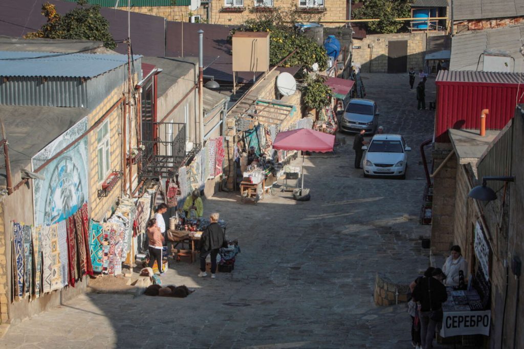 هجمات على كنيس يهودي وكنائس تسفر عن مقتل سبعة أشخاص في القوقاز، من بينهم ضباط شرطة وكاهن