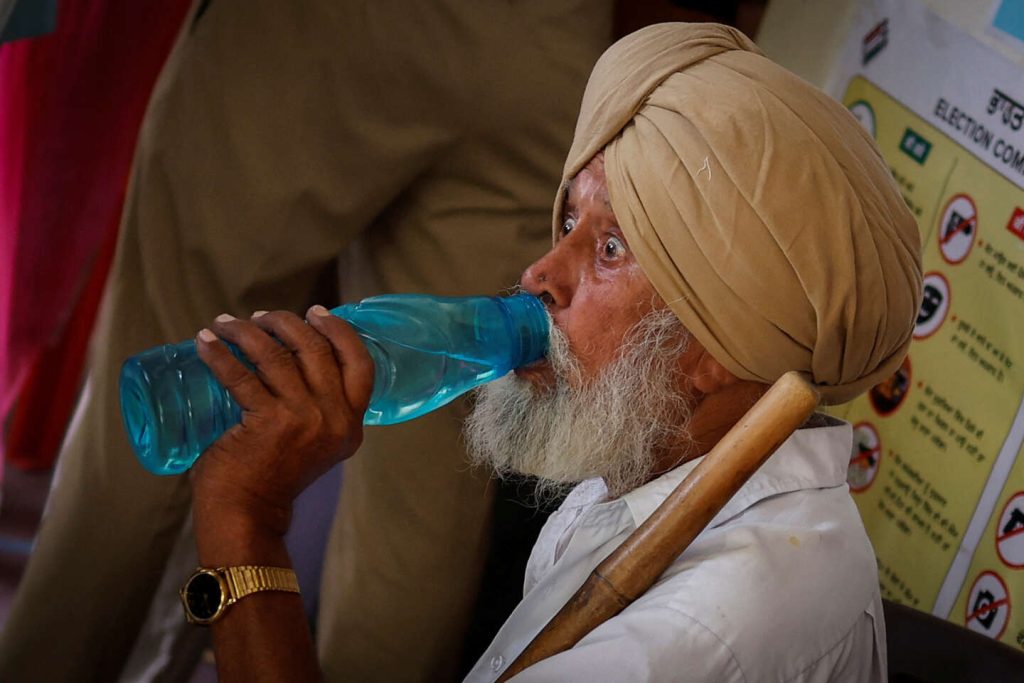 وفي الهند، توفي ثلاثة وثلاثون من موظفي الانتخابات بسبب موجة الحر