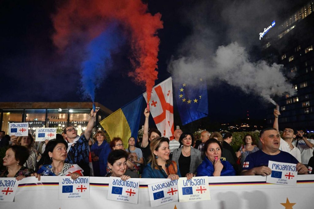 وفي جورجيا، تم تنظيم حفل موسيقي لجمع الأموال للمتظاهرين المعتقلين