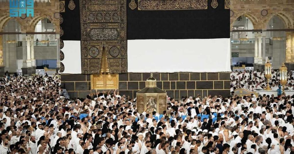 حجاج بيت الله الحرام يؤدون طواف الإفاضة