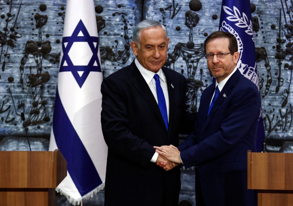 الرئيس الإسرائيلي يتعهد بدعم نتانياهو لإتمام صفقة الرهائن بعد إنذار بن غفير وسموتريتش