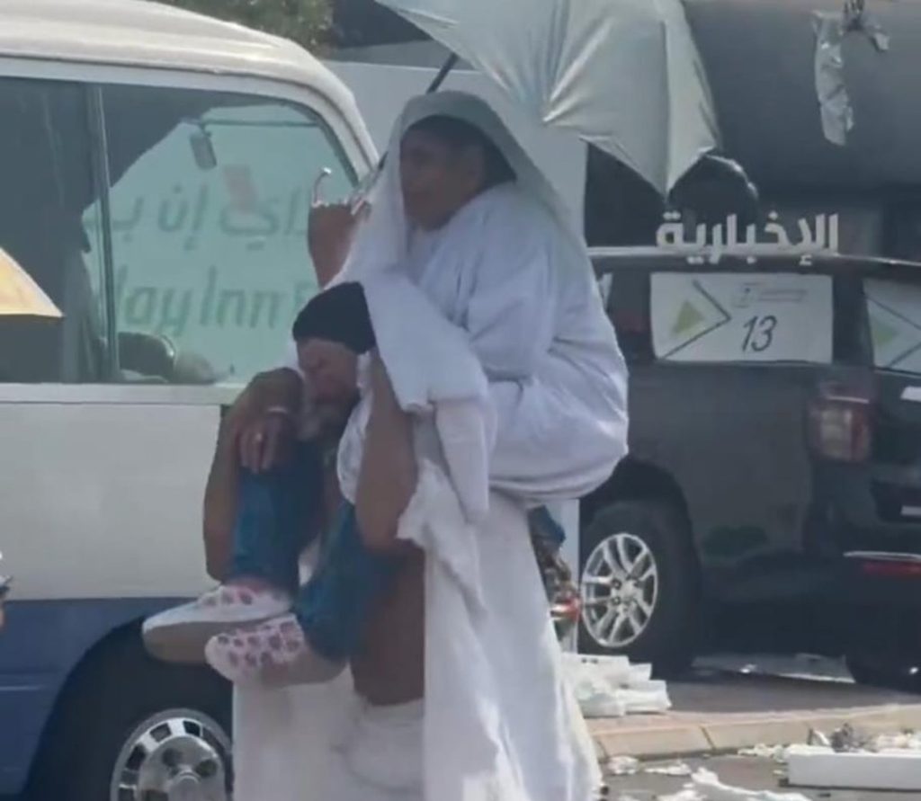 حاج يحمل والدته على أكتافه بعد أن شعرت بالإجهاد في يوم عرفة