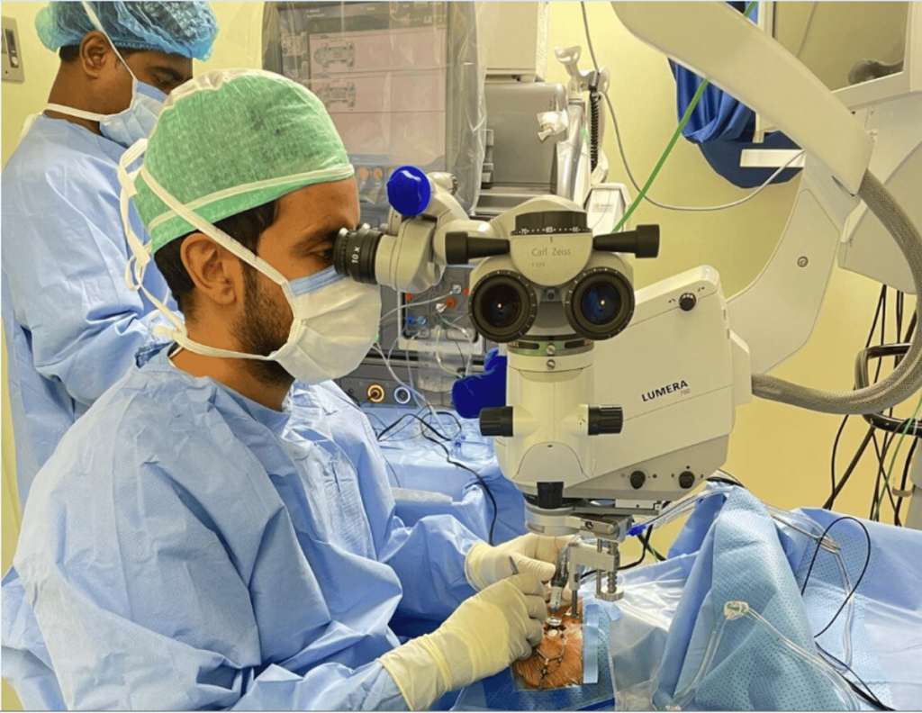 إزالة السائل الزجاجي وإصلاح انفصال الشبكية لحاج أربعيني بتجمع مكة الصحي